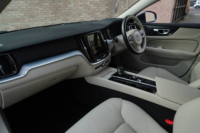 2021 Volvo V60 2.0 B4P Momentum