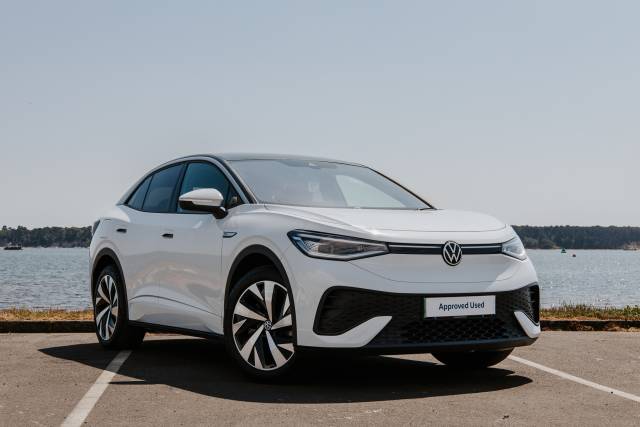 Volkswagen Id.5 Pro Performance 77kWh Style Estate Electric Glacier White Black