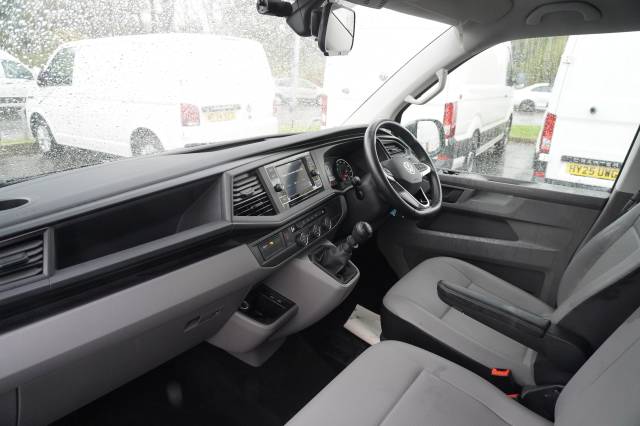 2024 Volkswagen Transporter Shuttle 2.0 T32 TDI 150PS Minibus SE LWB