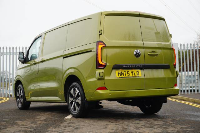 Volkswagen Transporter 2.0 T32 TDI 150 Van Commerce Pro SWB