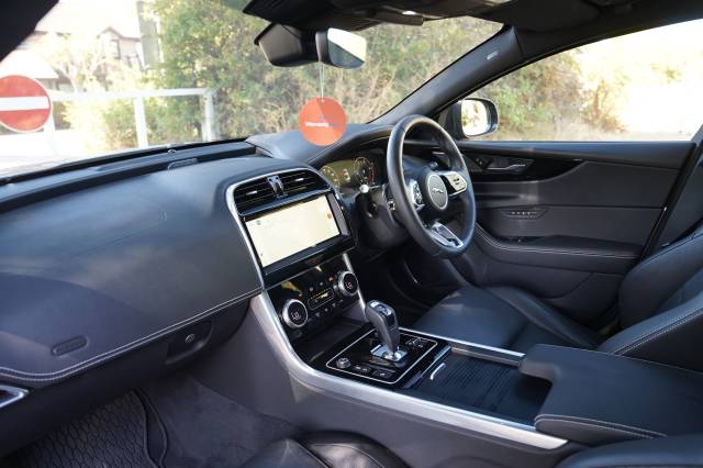 Jaguar XE 2.0 D200 R-Dynamic SE Black