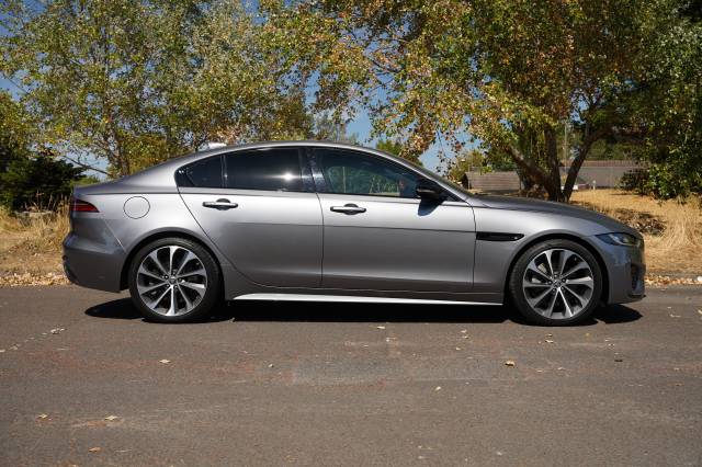 Jaguar XE 2.0 D200 R-Dynamic SE Black