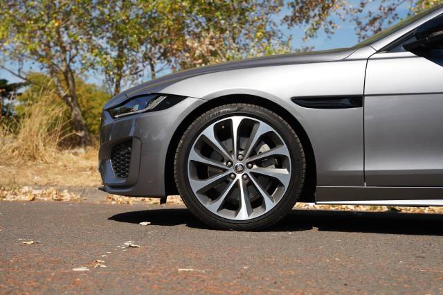 Jaguar XE 2.0 D200 R-Dynamic SE Black